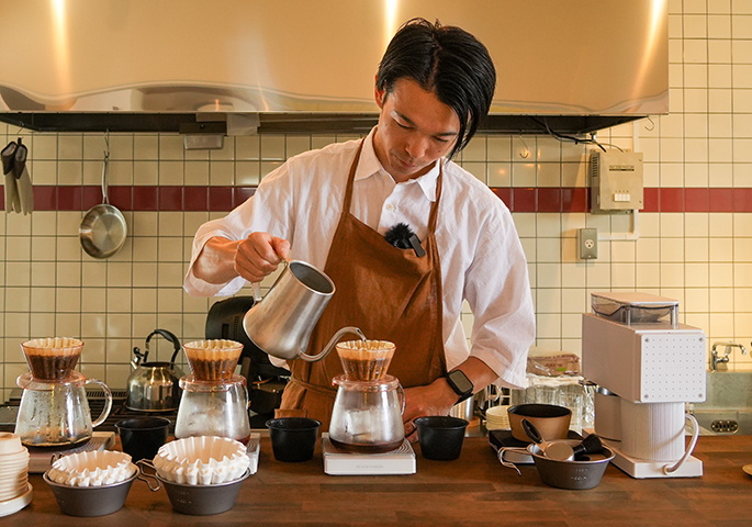 浅煎りでフルーティな自家焙煎豆とハンドドリップコーヒー