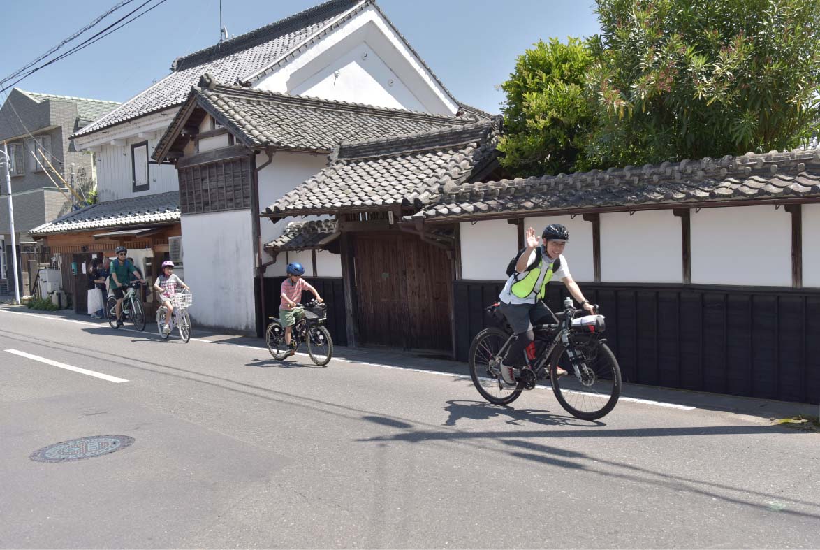 自転車を押しながら、小さな商店をめぐるのがお勧め